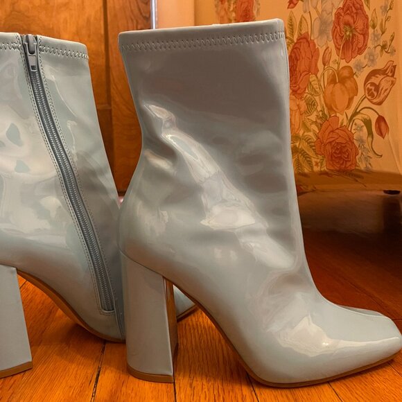 Steve Madden Lynden Powder Blue Glossy Boot - S 7 - Picture 1 of 6